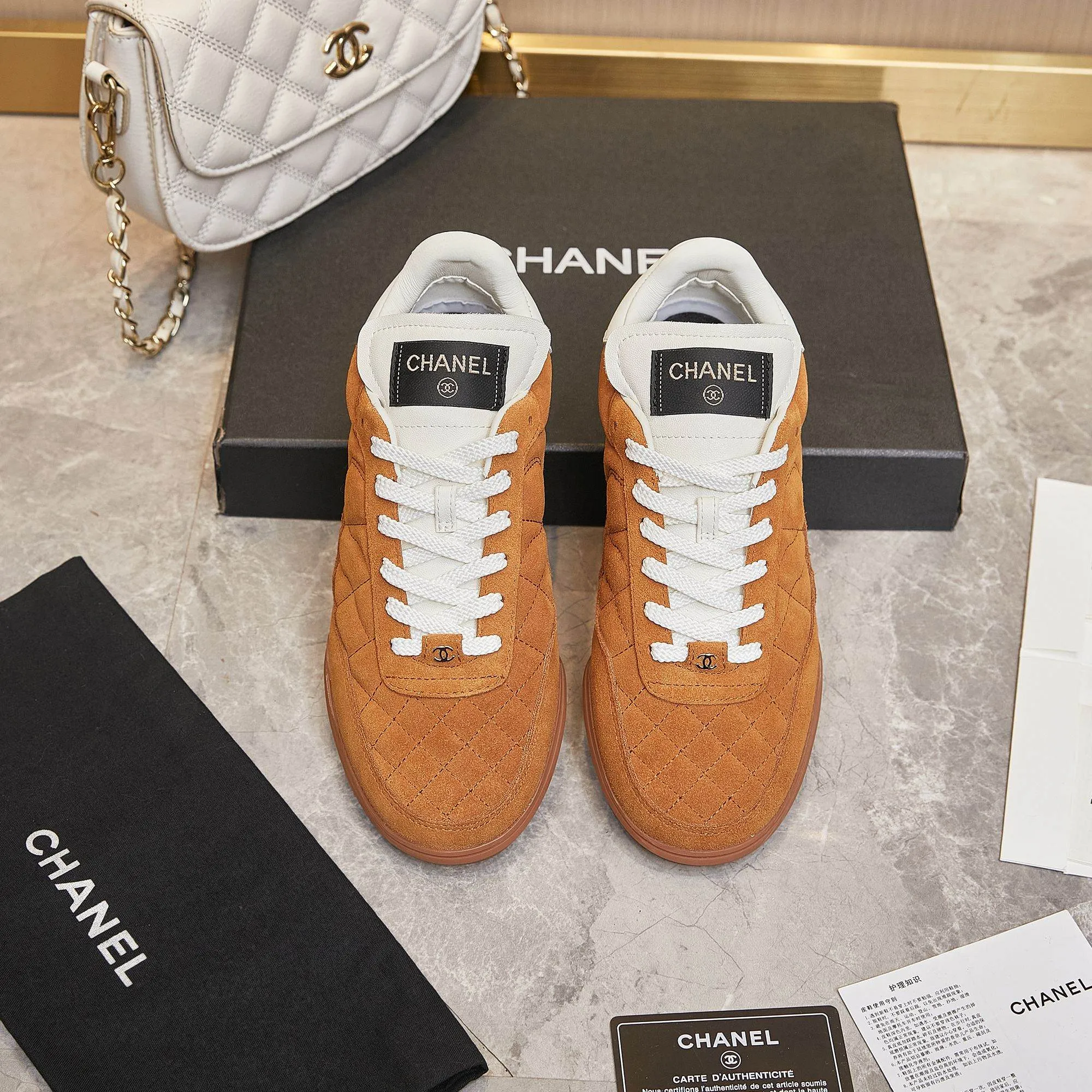 👟👟Ex-factory price 560👟👟 Chanel Chanel - 2024 counter top casual sports shoes This classic design; the upper is electro-embroidered with a variety of techniques; the outsole is fashionable and sporty; it is unusual to incorporate a variety of color matching elements... The diversified mix and match is very beautiful and versatile, casual, fashionable, sports and outdoor can be taken into account... ꫛꫀꪝ Go➫ Material: ❶Upper is made of: Original imported mixed-breed sheep ❷Inside made of: original imported breathable sheepskin ❸Outsole based on: original TPU outsole Full set of boutique packaging for women 35–41